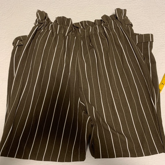 Size 2x no boundaries paper bag style capris - Picture 2 of 4